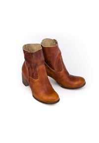 Zapato - botki na słupku z wywijaną cholewką - skóra naturalna - model 454 - kolor rudy retro (39). Okazja: na co dzień. Zapięcie: bez zapięcia. Kolor: brązowy. Szerokość cholewki: normalna. Wzór: nadruk, aplikacja, kolorowy. Wysokość cholewki: za kostkę. Materiał: skóra. Sezon: wiosna, jesień. Obcas: na słupku. Styl: retro. Wysokość obcasa: średni #4