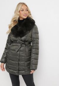 Born2be - Ciemnozielona Pikowana Kurtka z Paskiem i Futrzanym Kołnierzem Gunnitte. Typ kołnierza: bez kaptura. Kolor: zielony. Materiał: futro. Styl: elegancki #5