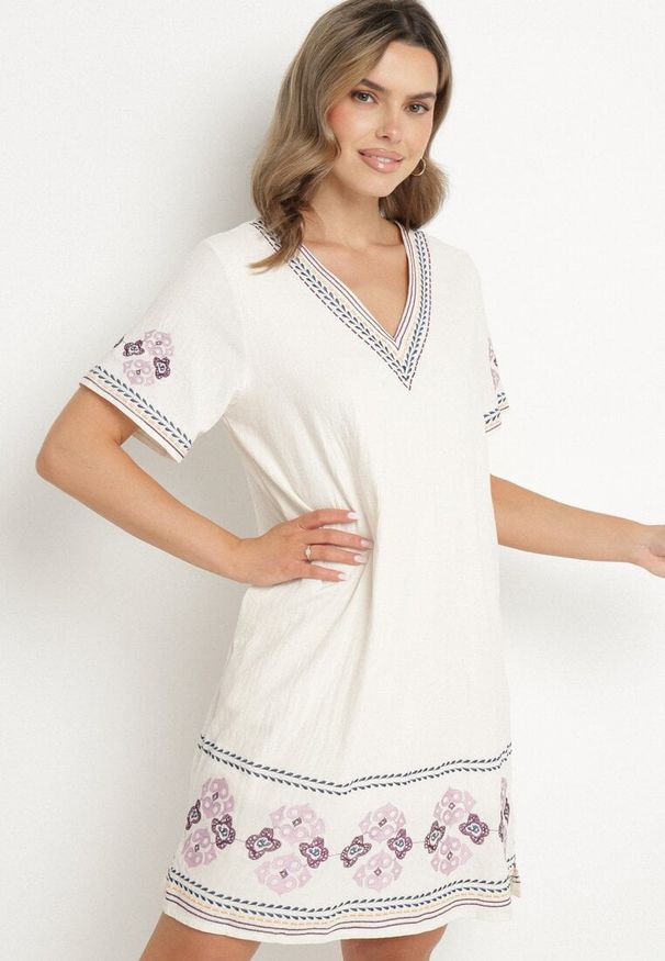 Born2be - Fioletowa Sukienka Bawełniana o Pudełkowym Fasonie Ozdobiona Haftami Tirkio. Okazja: na co dzień. Typ kołnierza: dekolt w kształcie V. Kolor: fioletowy. Materiał: bawełna. Wzór: haft, aplikacja. Styl: casual, elegancki