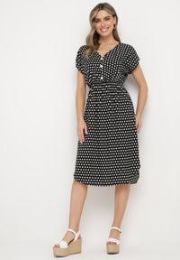 Born2be - Czarna Bawełniana Sukienka z Gumką w Pasie i Falbanką Romilla. Kolor: czarny. Materiał: bawełna. Sezon: lato. Styl: wizytowy #7