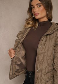 Renee - Brązowa Kurtka Przejściowa z Kapturem w Oryginalne Pikowane Przeszycia Arivitta. Okazja: na spacer. Typ kołnierza: kaptur. Kolor: brązowy. Materiał: jeans, poliester