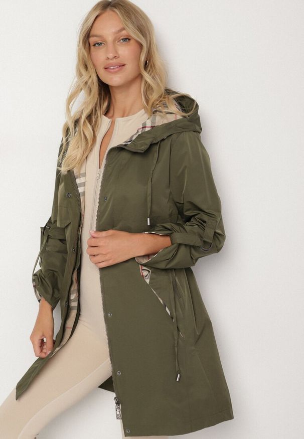 Born2be - Zielona Kurtka Parka z Kapturem ze Wzorem w Kratę i Podpinanymi Rękawami Gavaria. Okazja: na co dzień, na spotkanie biznesowe. Typ kołnierza: kaptur. Kolor: zielony. Materiał: jeans. Styl: klasyczny, casual, elegancki, biznesowy