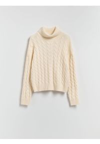 Reserved - Golf z ozdobnym splotem - kremowy. Typ kołnierza: golf. Kolor: kremowy. Materiał: dzianina. Wzór: ze splotem