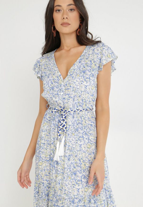 Born2be - Biało-Niebieska Sukienka ze Sznurkiem Cillereia. Typ kołnierza: kołnierz z falbankami. Kolor: niebieski. Materiał: tkanina, wiskoza. Długość rękawa: krótki rękaw. Wzór: nadruk, kwiaty. Długość: maxi