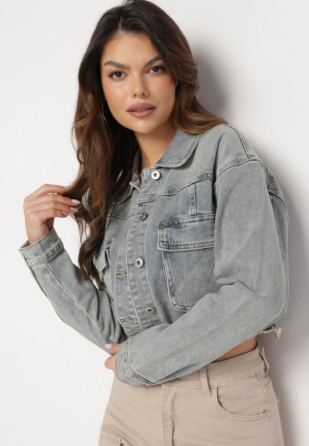 Born2be - Jasnoniebieska Jeansowa Kurtka na Guziki ze Strzępieniami i Kieszeniami Belitta. Kolor: niebieski. Materiał: jeans. Wzór: aplikacja. Styl: wizytowy
