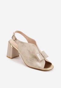 Born2be - Złote Skórzane Sandały na Słupku Zdobione Metalicznym Połyskiem i Kokardą Carilsyss. Okazja: do pracy, na co dzień, na spotkanie biznesowe. Kolor: złoty. Materiał: skóra. Wzór: aplikacja. Obcas: na słupku. Styl: elegancki, biznesowy, casual. Wysokość obcasa: średni #6