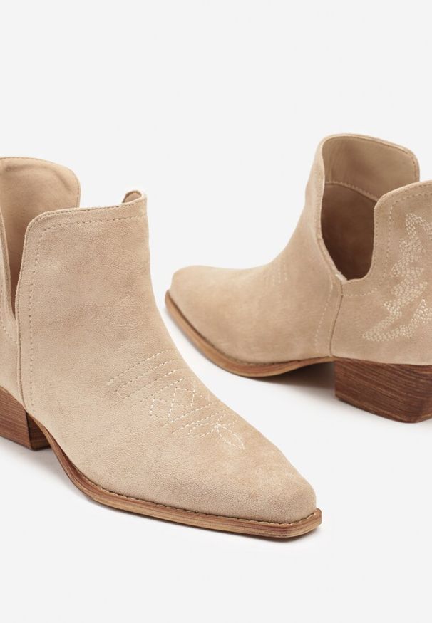 Born2be - Beżowe Botki Kowbojki na Stożkowym Obcasie z Ozdobnym Wycięciem Hanaveil. Okazja: na co dzień. Kolor: beżowy. Materiał: jeans. Obcas: na obcasie. Styl: elegancki, casual. Wysokość obcasa: średni