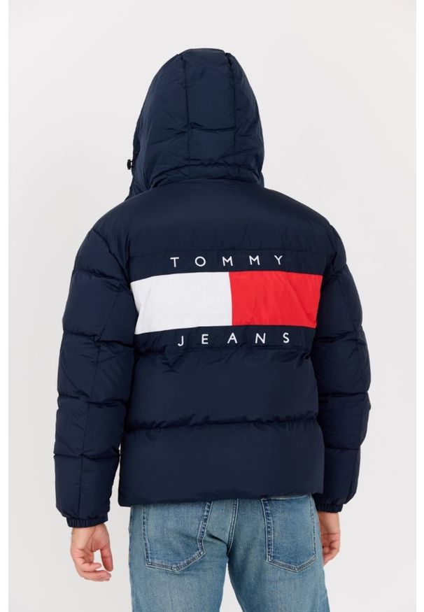Tommy Jeans - TOMMY JEANS Granatowa puchowa kurtka z dużym logo Alaska. Kolor: niebieski. Materiał: puch. Styl: elegancki, klasyczny