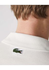 Lacoste - LACOSTE - Biała koszulka polo z paskami Regular Fit. Typ kołnierza: polo. Kolor: biały. Materiał: bawełna. Styl: klasyczny #3