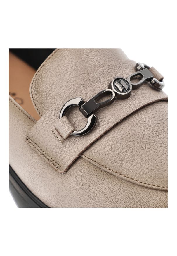 Mokasyny damskie Vinceza, skóra naturalna wsuwany fason klasyczne loafersy metalowa ozdoba niski stabilny obcas grubsza podeszwa, beżowe, 39991. Okazja: na co dzień. Kolor: beżowy. Materiał: skóra. Wzór: aplikacja. Obcas: na obcasie. Styl: klasyczny. Wysokość obcasa: średni