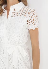 Born2be - Biała Koszulowa Sukienka z Koronkowej Tkaniny z Materiałowym Paskiem Noraly. Kolor: biały. Materiał: koronka, materiał, tkanina. Sezon: wiosna, lato. Typ sukienki: koszulowe. Długość: midi #3