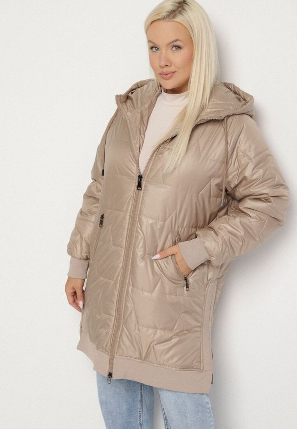 Born2be - Beżowa Kurtka z Pikowanymi Przeszyciami i Kapturem Zarimelia. Okazja: na co dzień. Kolekcja: plus size. Kolor: beżowy. Materiał: jeans. Styl: klasyczny, sportowy, casual, elegancki