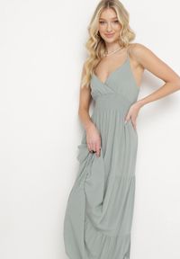 Born2be - Ciemnozielona Sukienka Rozkloszowana na Regulowanych Ramiączkach z Bawełny Aletise. Okazja: na co dzień, na spacer. Typ kołnierza: dekolt w kształcie V. Kolor: zielony. Materiał: bawełna. Długość rękawa: na ramiączkach. Styl: casual, elegancki #3