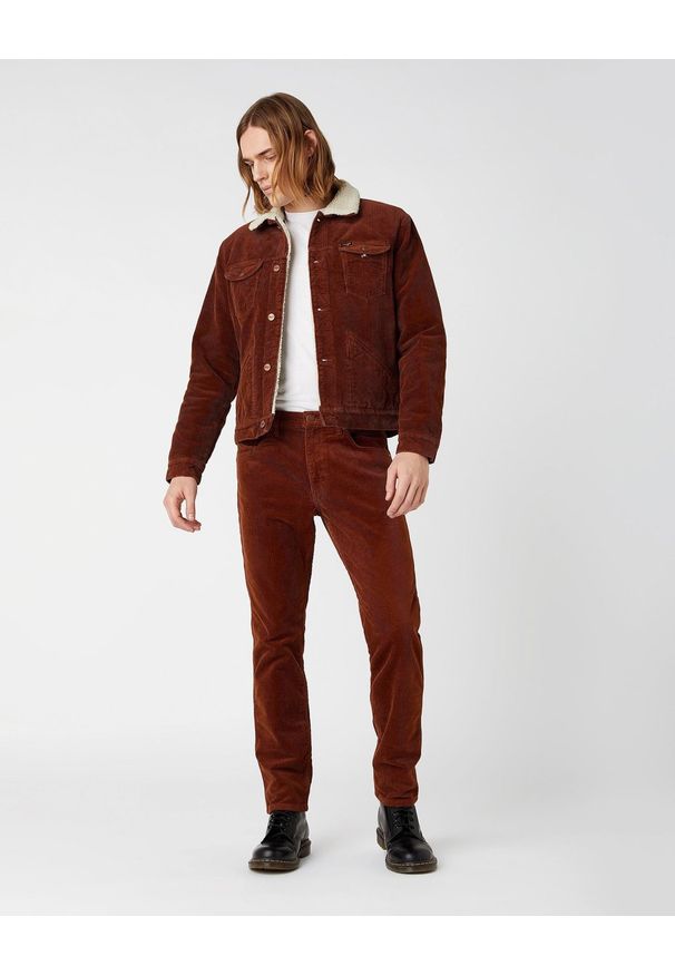 Wrangler - MĘSKIE SPODNIE MATERIAŁOWE WRANGLER GREENSBORO GINGER W15QA2A15 112141183. Materiał: materiał