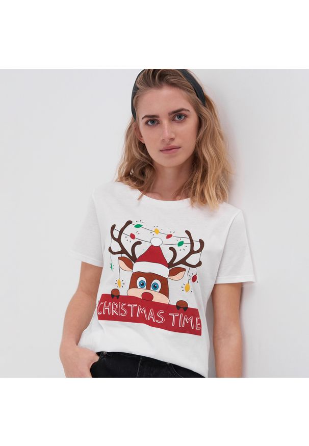 Sinsay - Świąteczna koszulka z nadrukiem - Kremowy. Kolor: kremowy. Wzór: nadruk. Styl: wizytowy