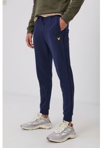 Lyle & Scott Spodnie męskie kolor granatowy z aplikacją. Kolor: niebieski. Materiał: bawełna, poliester, dzianina. Wzór: aplikacja #1