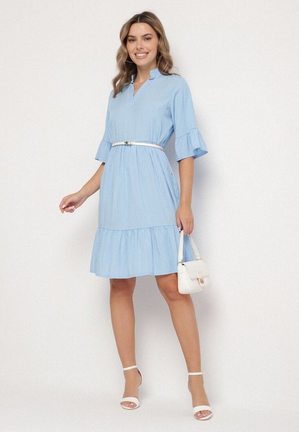 Born2be - Jasnoniebieska Sukienka Rozkloszowana z Wiskozą Ozdobiona Falbanami Eviriane. Okazja: na co dzień. Typ kołnierza: dekolt w serek. Kolor: niebieski. Materiał: wiskoza. Wzór: aplikacja. Typ sukienki: proste. Styl: casual