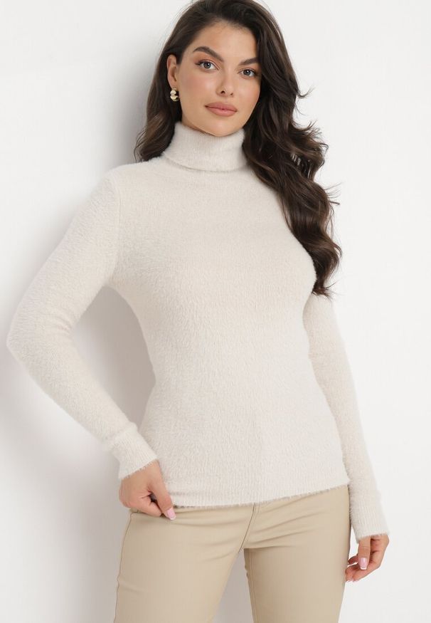 Born2be - Beżowy Elastyczny Golf z Puszystej Tkaniny z Wełną Doulcet. Typ kołnierza: golf. Kolekcja: plus size. Kolor: beżowy. Materiał: tkanina, wełna