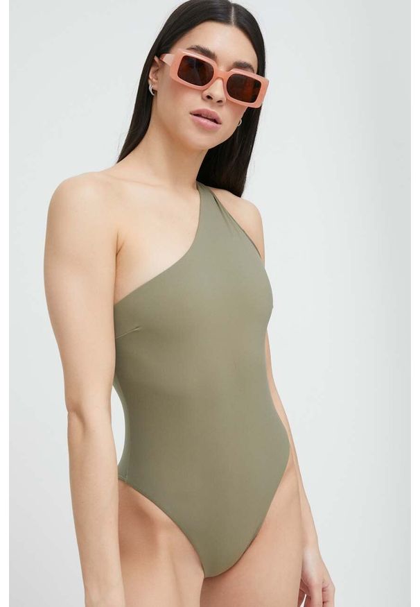 Calvin Klein jednoczęściowy strój kąpielowy kolor zielony miękka miseczka. Kolor: zielony. Materiał: włókno, dzianina, materiał. Wzór: gładki