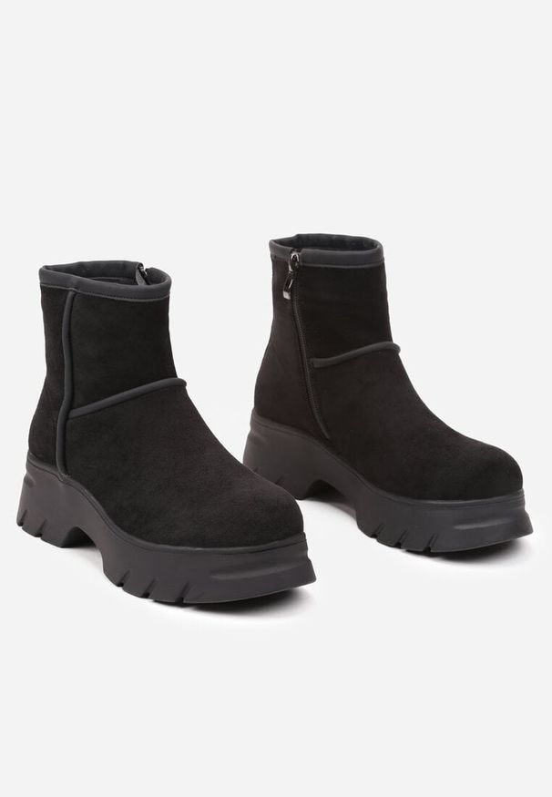 Born2be - Czarne Botki z Imitacji Zamszu na Tłoczonej Podeszwie Zinqua. Zapięcie: zamek. Kolor: czarny. Materiał: zamsz. Obcas: na obcasie. Styl: elegancki. Wysokość obcasa: średni