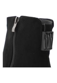 Czarne Botki Goodin Wygodne Obuwie Damskie Zapinane Na Suwak. Okazja: na co dzień, na spotkanie biznesowe. Zapięcie: zamek. Kolor: czarny. Szerokość cholewki: normalna. Wzór: geometria. Materiał: zamsz. Obcas: na obcasie. Styl: elegancki, klasyczny, biznesowy, wizytowy, casual. Wysokość obcasa: średni #4