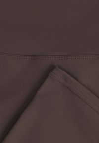 Renee - Brązowe Legginsy Flare High Waist Ozdobione z Tyłu Modelującym Marszczeniem Deinoreia. Okazja: na co dzień. Stan: podwyższony. Kolor: brązowy. Wzór: aplikacja. Styl: elegancki, casual #8