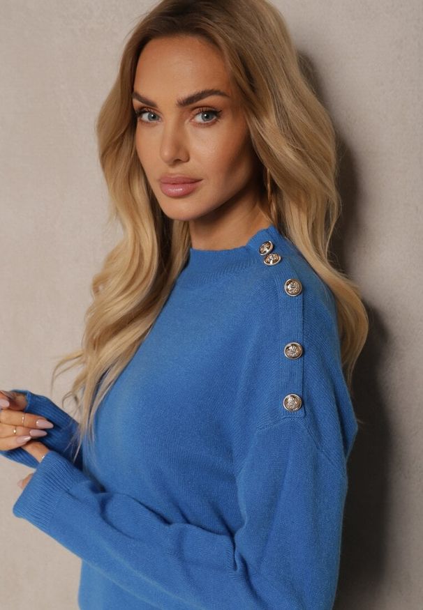 Renee - Niebieski Sweter z Półgolfem Wiskozą i Modalem Ozdobiona Guzikami Emmitana. Okazja: na co dzień. Kolor: niebieski. Materiał: wiskoza. Wzór: aplikacja. Styl: klasyczny, elegancki, casual