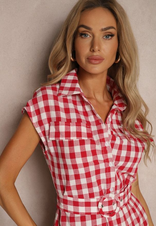 Renee - Czerwona Sukienka z Bawełny o Kroju Koszulowym w Kratę z Paskiem w Talii Revatia. Okazja: na co dzień. Kolor: czerwony. Materiał: bawełna. Typ sukienki: koszulowe. Styl: elegancki, klasyczny, casual
