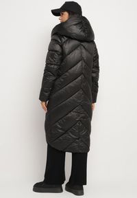 Born2be - Czarna Kurtka z Pikowanymi Przeszyciami Kapturem i Asymetrycznym Zapięciem Hedirida. Okazja: na co dzień, do pracy, na spotkanie biznesowe. Kolor: czarny. Materiał: jeans, zamsz, dzianina. Styl: biznesowy, klasyczny, casual, elegancki #5