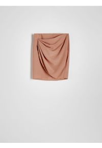 Reserved - Kopertowa spódnica mini - kremowy. Kolor: kremowy. Materiał: tkanina. Wzór: gładki