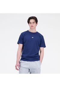 Koszulka męska New Balance MT31504NNY – granatowa. Kolor: niebieski. Materiał: materiał, bawełna. Długość rękawa: krótki rękaw. Długość: krótkie. Wzór: napisy