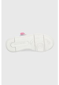 skechers - Skechers sneakersy dziecięce kolor biały. Nosek buta: okrągły. Zapięcie: rzepy. Kolor: biały. Materiał: guma