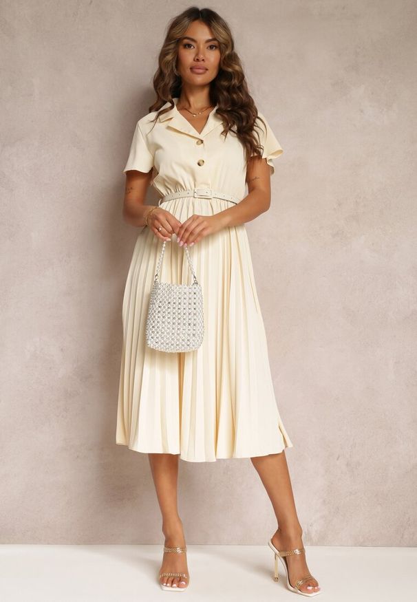 Renee - Beżowa Retro Sukienka Midi z Plisowaniem i Paskiem na Klamrę Elinerise. Kolor: beżowy. Styl: retro. Długość: midi