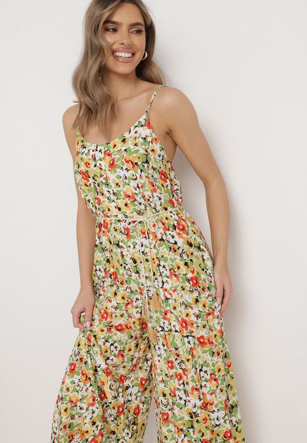 Born2be - Zielony Kombinezon w Kwiatowy Wzór z Szerokimi Nogawkami i Sznurkiem w Talii Celiana. Kolor: zielony. Materiał: wiskoza. Długość rękawa: na ramiączkach. Wzór: kwiaty. Sezon: lato. Styl: boho