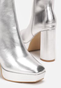 Born2be - Srebrne Botki na Obcasie i Platformie z Kwadratowym Noskiem Epmiona. Zapięcie: zamek. Kolor: srebrny. Obcas: na obcasie. Wysokość obcasa: wysoki #4