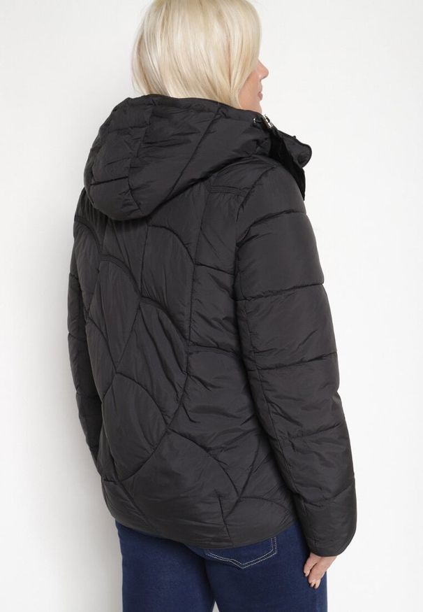 Born2be - Czarna Pikowana Kurtka z Kieszeniami i Kapturem z Możliwością Odpięcia Nikigala. Okazja: na spacer, na co dzień. Kolekcja: plus size. Kolor: czarny. Materiał: jeans, materiał. Styl: elegancki, casual