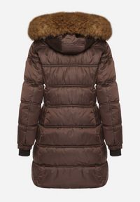 Born2be - Ciemnobrązowa Długa Kurtka Pikowana z Kapturem z Futrem z Możliwością Odpięcia Feneia. Okazja: na co dzień. Typ kołnierza: kaptur. Kolor: brązowy. Materiał: futro. Długość: długie. Styl: casual #7