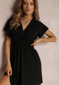 Renee - Czarna Sukienka z Wiskozy Jadith. Kolor: czarny. Materiał: wiskoza. Długość rękawa: krótki rękaw. Wzór: gładki. Sezon: lato. Typ sukienki: kopertowe. Długość: mini #5