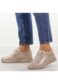 Złote ażurowe skórzane półbuty damskie Vinceza 79603. Okazja: na spacer, na co dzień. Kolor: złoty. Materiał: skóra. Szerokość cholewki: normalna. Wzór: ażurowy. Sezon: wiosna, jesień, lato. Styl: casual, elegancki, klasyczny #1