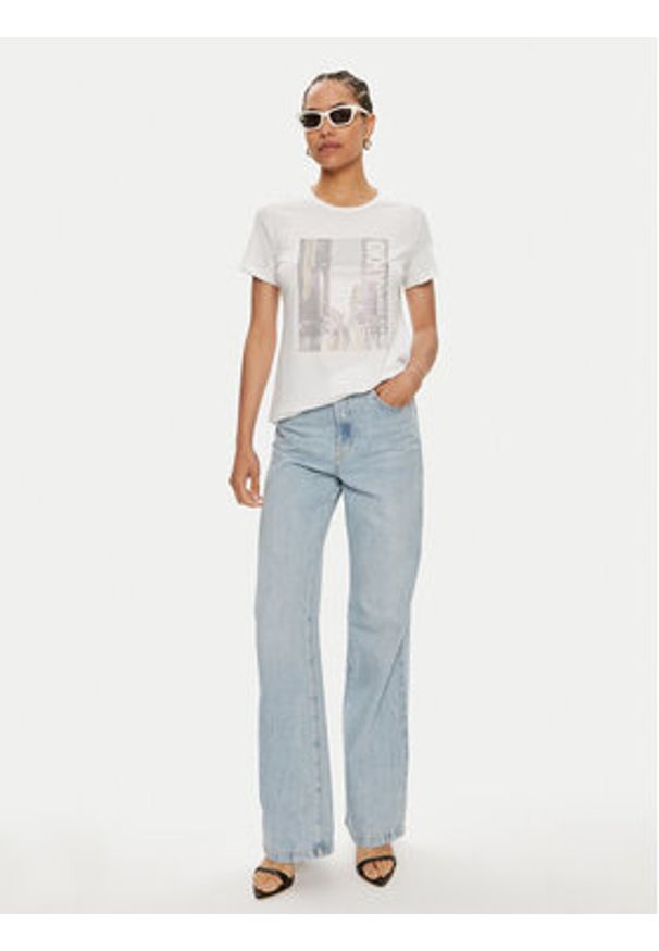 DKNY T-Shirt P4DHQWNA Biały Regular Fit. Kolor: biały. Materiał: bawełna