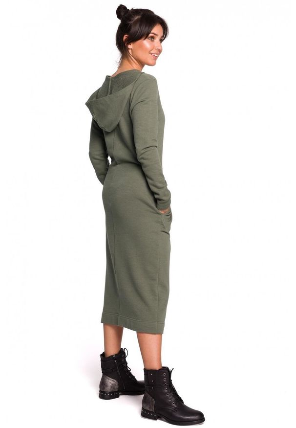 BE - Dresowa sukienka maxi z dekoltem V oraz kapturem. Okazja: na co dzień. Typ kołnierza: kaptur, dekolt w serek. Materiał: dresówka. Typ sukienki: proste. Styl: casual. Długość: maxi