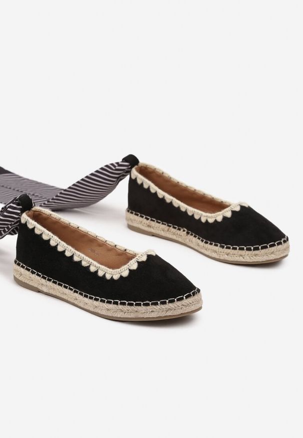 Renee - Czarne Espadryle ze Wzorzystym Wiązaniem Przy Kostce Zdobione Plecionką Lortevia. Okazja: na co dzień. Kolor: czarny. Materiał: zamsz. Wzór: aplikacja. Obcas: na obcasie. Styl: elegancki, boho, casual. Wysokość obcasa: niski