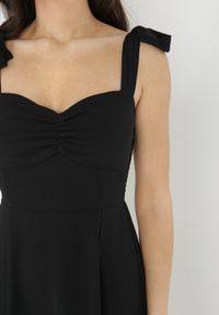 Born2be - Czarna Rozkloszowana Sukienka na Wiązanych Ramiączkach z Rozcięciem Kalora. Kolor: czarny. Materiał: tkanina. Długość rękawa: na ramiączkach. Wzór: gładki. Długość: maxi #2