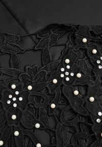 Renee - Czarna Bawełniano-Wiskozowa Sukienka Slip Dress z Ozdobną Narzutką Sagossia. Okazja: na co dzień. Kolor: czarny. Materiał: wiskoza, bawełna. Długość rękawa: na ramiączkach. Wzór: aplikacja. Styl: casual #5