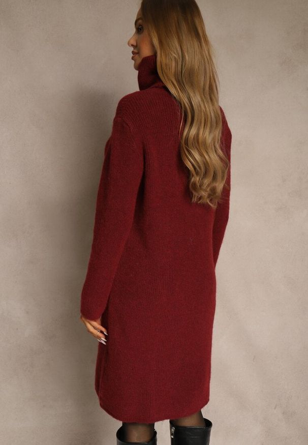 Renee - Bordowa Sweterkowa Sukienka Golf z Wełną i Wiskozą Fedorina. Okazja: na co dzień. Typ kołnierza: golf. Kolor: czerwony. Materiał: wełna, wiskoza. Typ sukienki: oversize. Styl: casual. Długość: midi