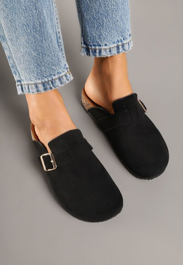 Renee - Czarne Klapki Ozdobione Klamrą na Pasku Zelevelis. Okazja: na co dzień. Kolor: czarny. Materiał: jeans. Wzór: aplikacja. Obcas: na obcasie. Styl: casual, elegancki. Wysokość obcasa: niski