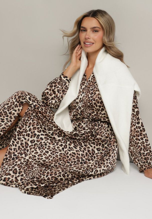 Born2be - Brązowa Sukienka z Wiskozą o Koszulowym Kroju z Wiązanym Paskiem w Panterkę Raivenne. Typ kołnierza: dekolt w kształcie V. Kolor: brązowy. Materiał: wiskoza. Wzór: motyw zwierzęcy. Typ sukienki: koszulowe. Styl: elegancki