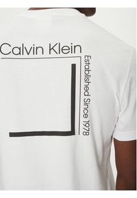 Calvin Klein T-Shirt Linear Box Logo K10K114152 Biały Regular Fit. Kolor: biały. Materiał: bawełna #5
