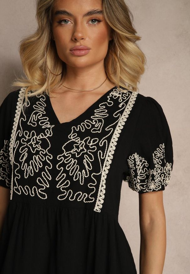 Renee - Czarna Rozkloszowana Sukienka z Bawełny w Stylu Boho z Haftowanymi Zdobieniami Lannilsa. Typ kołnierza: dekolt w kształcie V. Kolor: czarny. Materiał: bawełna. Wzór: aplikacja, haft. Styl: boho