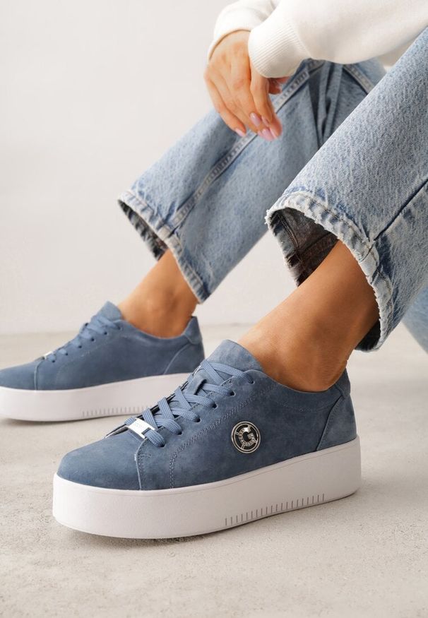 Renee - Niebieskie Skórzane Sneakersy na Platformie z Ozdobną Aplikacją z Boku Nesophia. Okazja: na co dzień. Kolor: niebieski. Materiał: skóra. Wzór: aplikacja. Obcas: na platformie